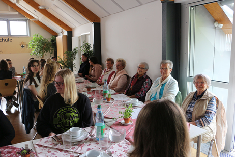 Projekt mit Seniorenresidenz Neuhof - gemeinsames Treffen in der Aula unserer Schule